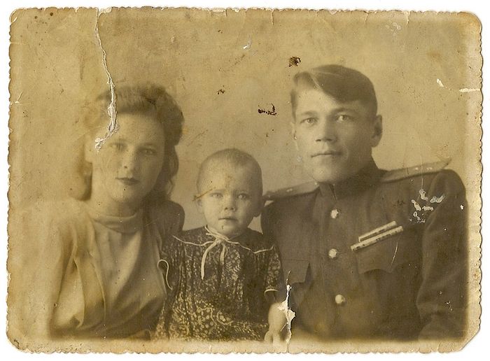 Дедушка, бабушка и мама Людмилы Селенской