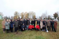 В честь 75-летнего юбилея газеты "Ляховичский вестник" была посажена аллея вдоль дороги ведущей к храму.