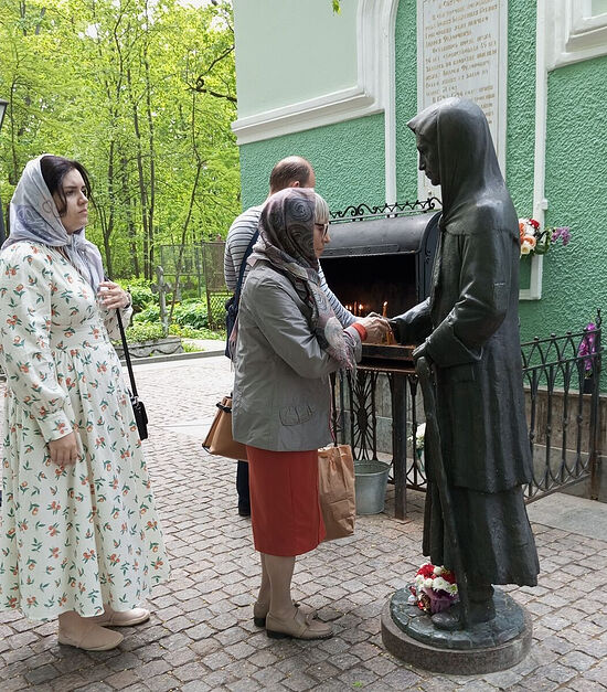Памятник блаженной Ксении Петербургской у часовни на Смоленском кладбище. Фото автора